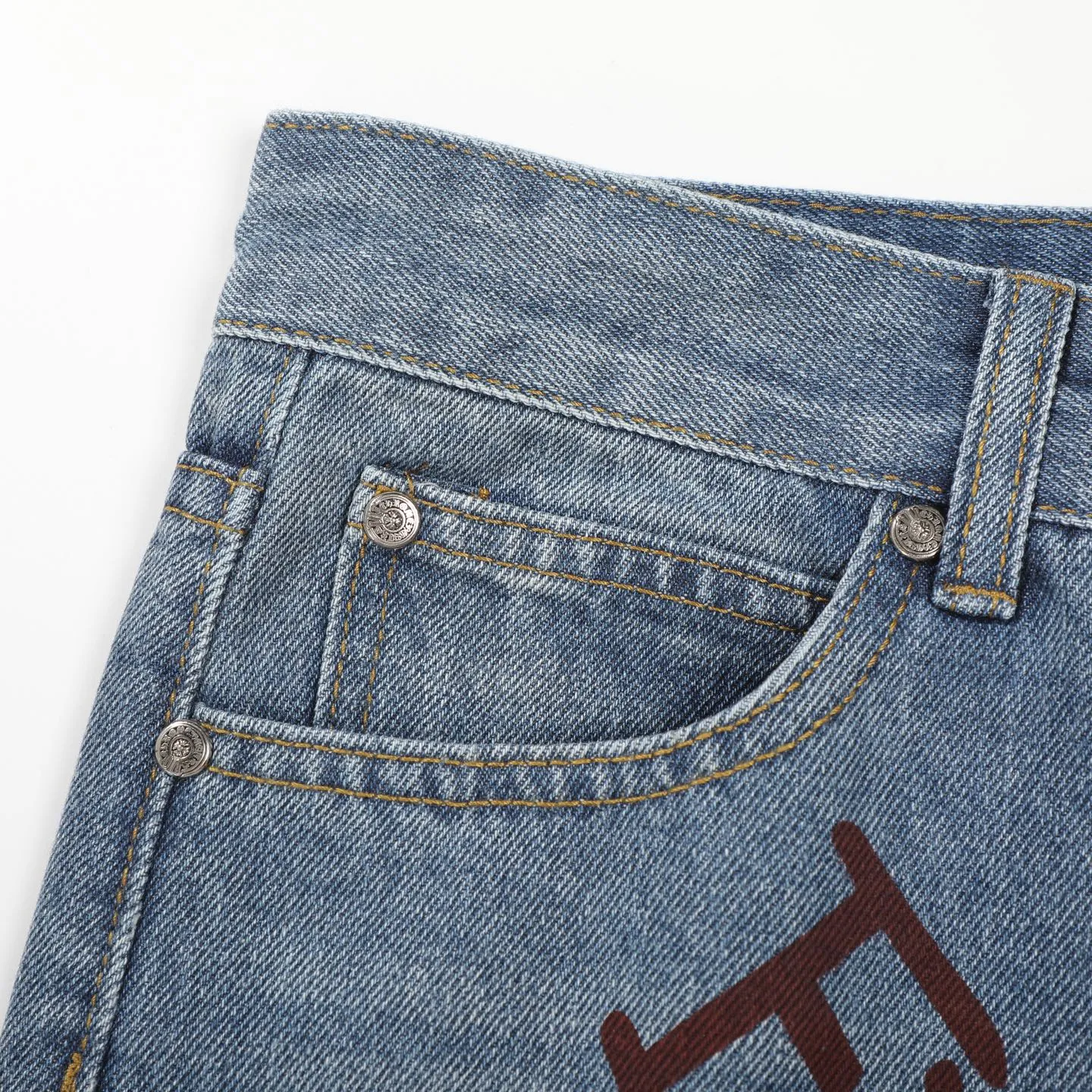 P240 Chrome hearts print stitching black leather classic washed jeans. Really restores the ultimate vintage texture. Three-dimensional version. Loose and comfortable, not picky on the figure. Looks taller and slimmer. Factory precision. Original factory quality control. Same style for men and women. Can be matched with couples. Versatile recommendation. Must-have jeans for all seasons. Fashionistas have been disappointed. From the quality selection of fabrics, the tailoring of details, and the matching of patterns, they are all impeccable! The upper body is so handsome when worn...it can be easily worn by men, women and children! The craftsmanship is made of heavy-duty washed pure cotton denim fabric. After washing, it is soft and thick. It is very stylish when worn on the body. Color: blue Size: 28 30 32 34 36